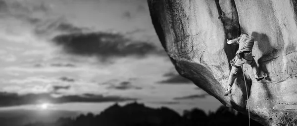 Kletterer klettert mit Seil auf großen Felsbrocken in der Natur — Stockfoto