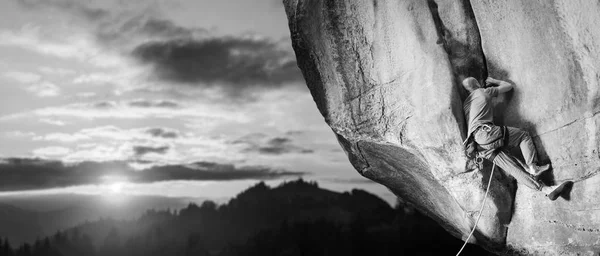 Escalador masculino escalando roca grande en la naturaleza con cuerda — Foto de Stock