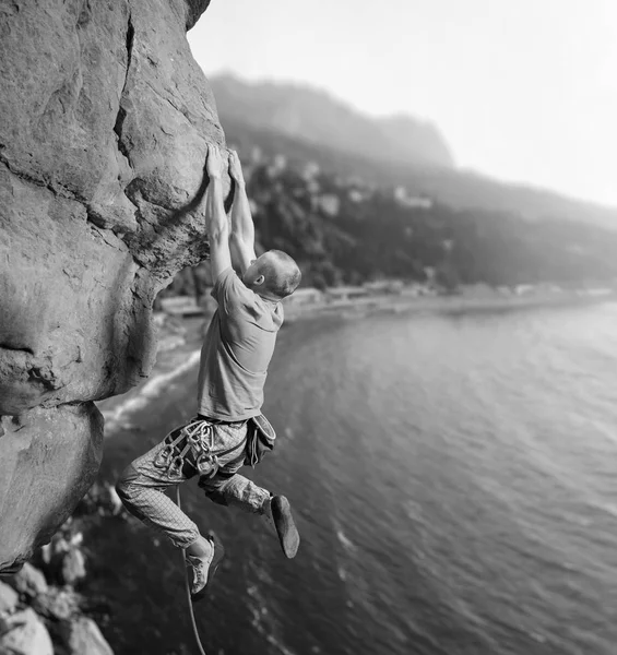 Чоловічий скелелазіння великий валун на природі з мотузкою — стокове фото