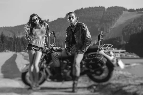 夫妻坐在一辆摩托车 — 图库照片