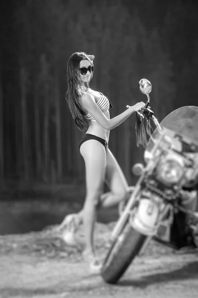 Young beautiful sexy girl standing by the motorcycle — Stock Photo, Image