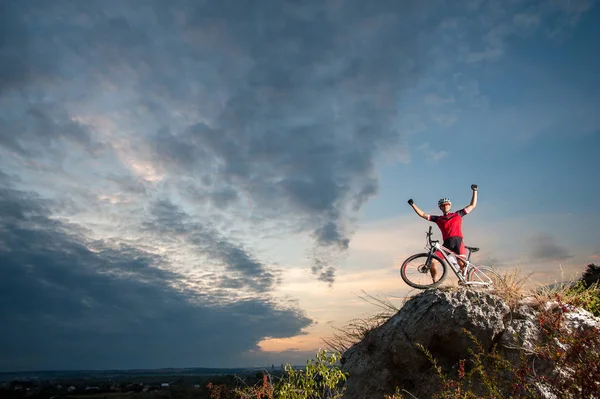 Велосипедист, отдыхающий на вершине горы — стоковое фото