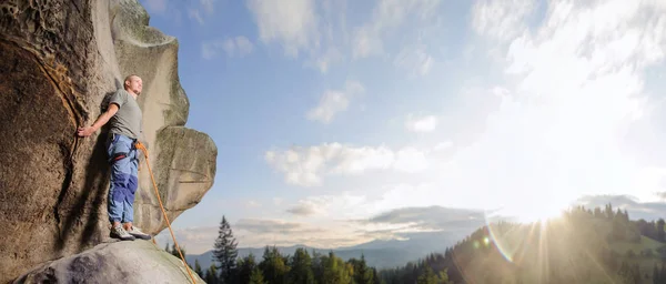 Mannelijke klimmer grote boulder in de natuur met touw klimmen — Stockfoto