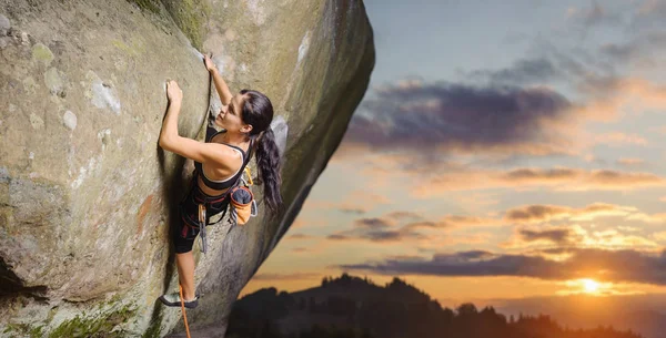 Mujer escaladora escalando roca grande en la naturaleza con cuerda — Foto de Stock