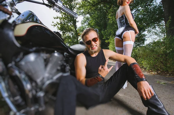 残忍なバイクとオートバイとセクシーの女の子の肖像画 — ストック写真