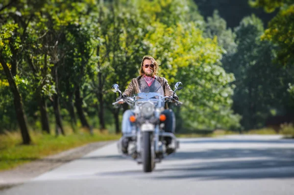 숲에도 운전 하는 오토바이 — 스톡 사진