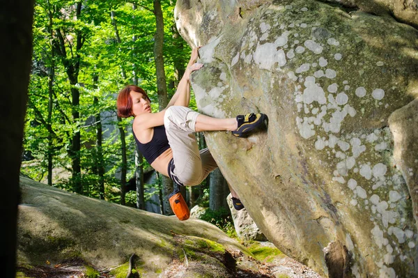 Mulher alpinista escalada sem corda em uma parede rochosa — Fotografia de Stock