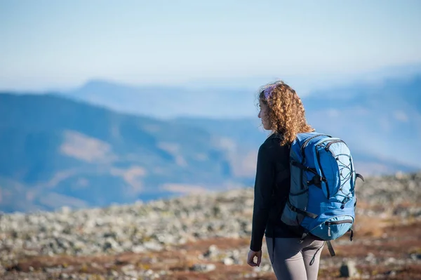 Mujer joven disfrutando de la naturaleza en viaje de mochilero en las montañas — Foto de Stock