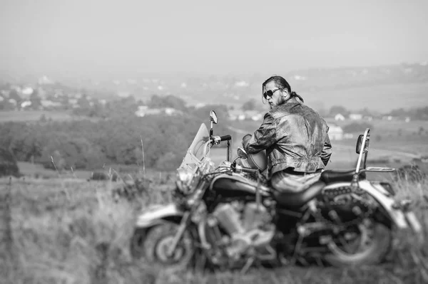 野蛮骑自行车的人坐上他的摩托车在晴朗的一天 — 图库照片