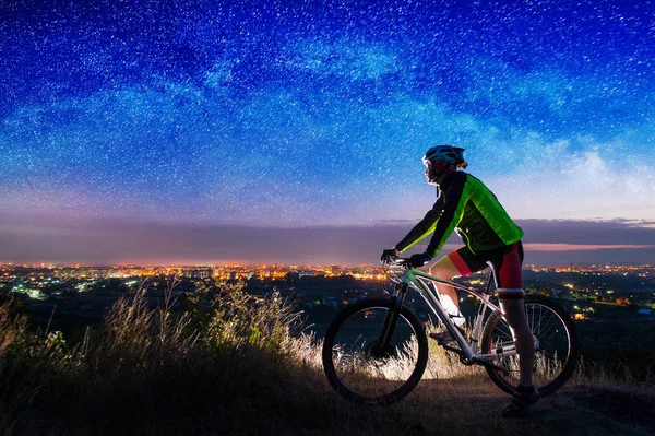 Bicyclist with mountain bike on top of the hill — Stock Photo, Image