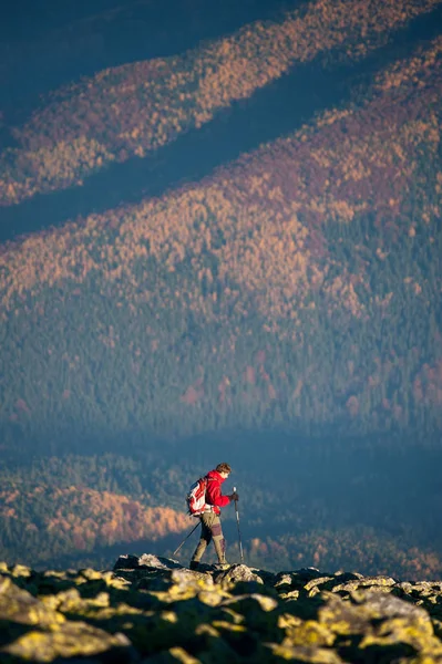Ανδρική backpaker περπάτημα στη βραχώδη κορυφή του βουνού — Φωτογραφία Αρχείου