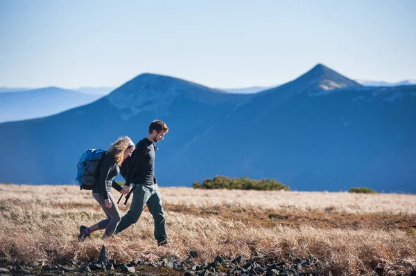 Jeune couple heureux randonnée dans les belles montagnes — Photo