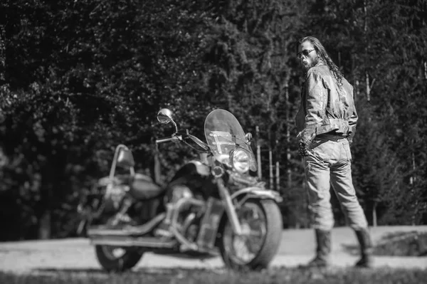 그의 사용자 지정 만든된 크루저 오토바이가 서 있는 잘생긴 바이 커 — 스톡 사진
