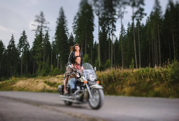 Casal dirigindo sua moto de viagem na estrada aberta — Fotografia de Stock