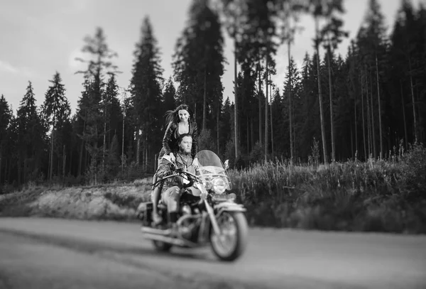 Par körning på en motorcykel — Stockfoto