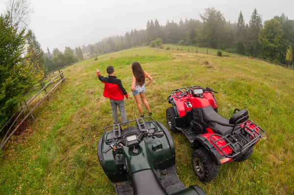 Přejeme krásné stojící poblíž čtyřkolky Atv — Stock fotografie