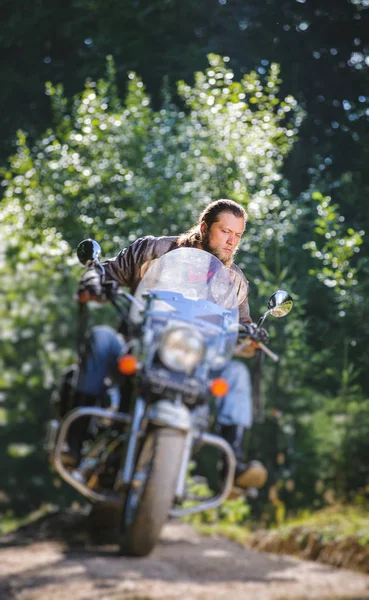 Orman yolu üzerinde onun kruvazör motosiklet sürüş motorcu — Stok fotoğraf