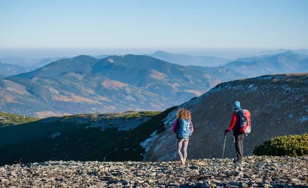 Madre e figlia in piedi sulla cresta della montagna — Foto Stock