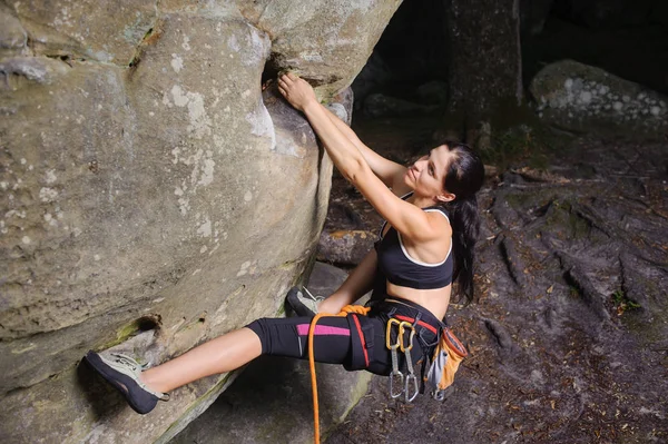 Mujer escaladora escalando roca grande en la naturaleza con cuerda — Foto de Stock