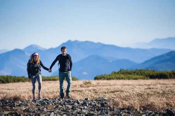 Jovem casal feliz caminhadas nas belas montanhas — Fotografia de Stock
