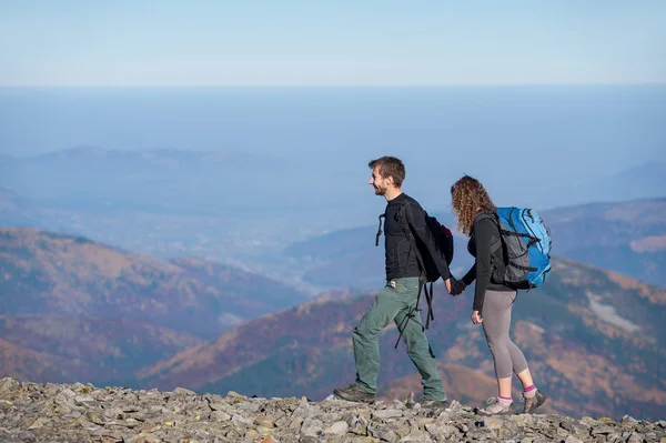Genç mutlu çift güzel dağlarda hiking — Stok fotoğraf