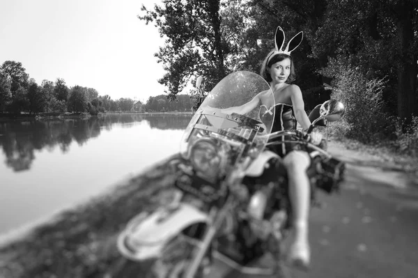 Mulher sexy na motocicleta do cruzador perto do lago — Fotografia de Stock