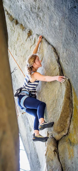 Mulher alpinista escalada com corda em uma parede rochosa — Fotografia de Stock