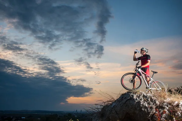 Σταυρός χώρα ποδηλάτης χαλαρώνοντας στην κορυφή του βουνού — Φωτογραφία Αρχείου
