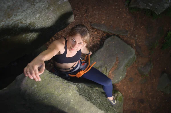 Escaladora trepadora con cuerda en una pared rocosa — Foto de Stock