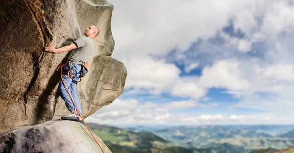 Masculino alpinista escalada Grande pedregulho no natureza com corda — Fotografia de Stock