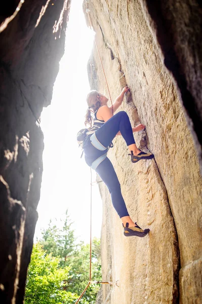 Escaladora trepadora con cuerda en una pared rocosa — Foto de Stock