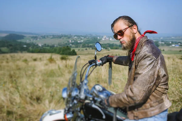 Güneşli bir günde onun motosiklet üzerinde oturan vahşi motorcu — Stok fotoğraf