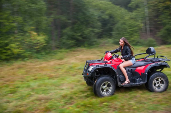 Krásná dívka jízda čtyřkolka Atv — Stock fotografie