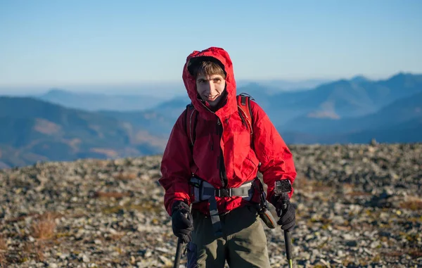 Retrato de caminhante masculino no topo da montanha — Fotografia de Stock