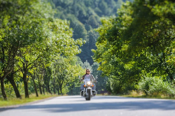 Ormanın içinde yolda sürüş motorcu — Stok fotoğraf