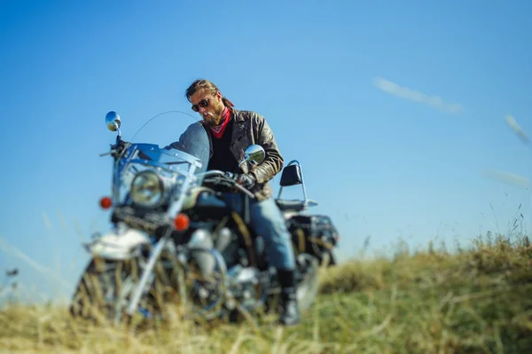 Güneşli bir günde onun motosiklet üzerinde oturan vahşi motorcu — Stok fotoğraf