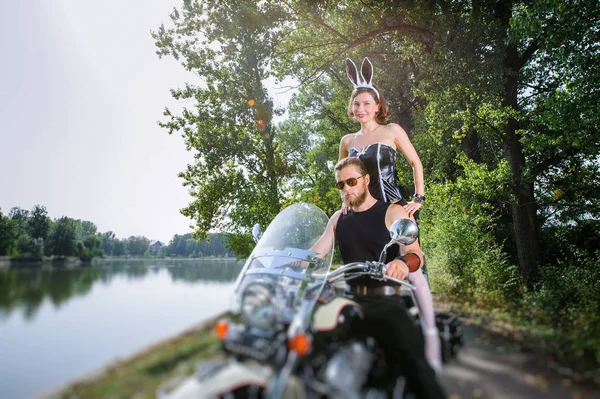 Retrato de motorista brutal y chica sexy con motocicleta — Foto de Stock