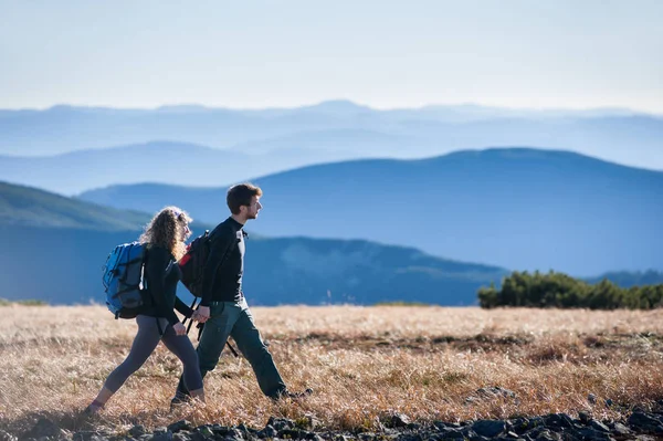 Genç mutlu çift güzel dağlarda hiking — Stok fotoğraf