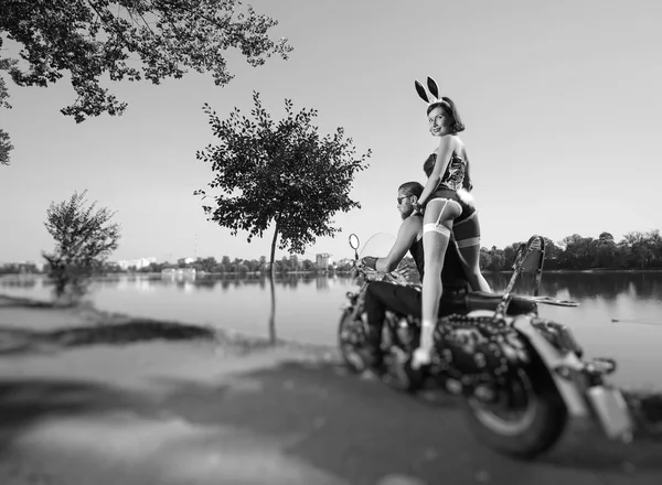 Portrait of brutal biker and beautiful sexy woman on motorcycle — Stok Foto