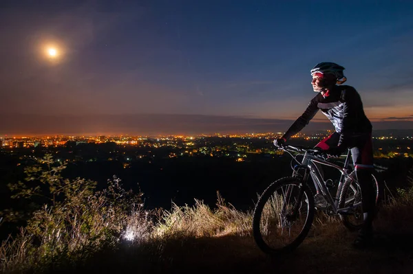 在山顶上的山自行车骑自行车的人 — 图库照片