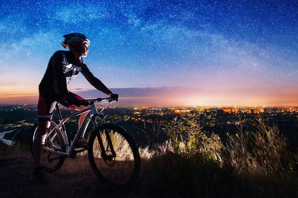 Bicyclist with mountain bike on top of the hill — Stock Photo, Image