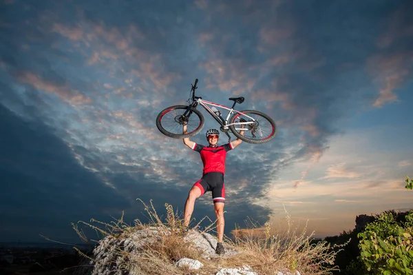 Ποδηλάτης αυξάνοντας το ποδήλατο βουνού πάνω από το κεφάλι με επιτυχία — Φωτογραφία Αρχείου