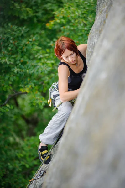 Mujer atlética escalando empinada pared del acantilado en verano — Foto de Stock