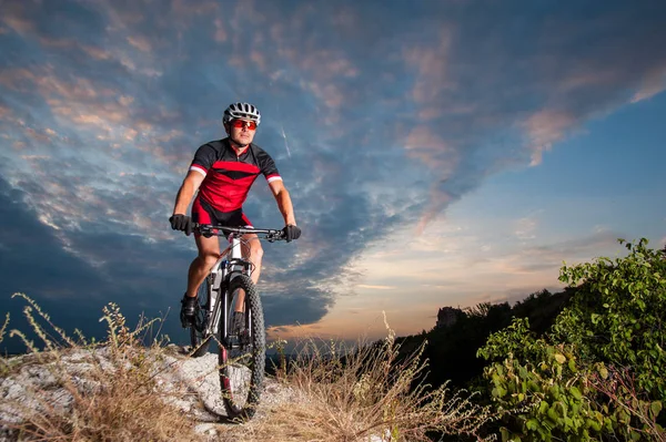 Radler auf Mountainbike rast bergab in die Natur — Stockfoto