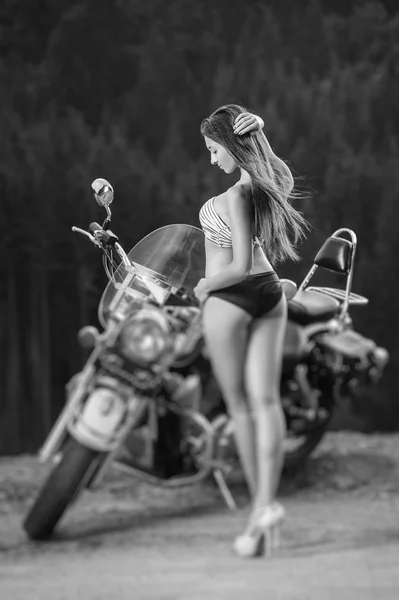 Joven hermosa chica sexy de pie junto a la motocicleta — Foto de Stock