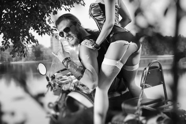 Retrato de motorista brutal y hermosa mujer sexy en motocicleta —  Fotos de Stock