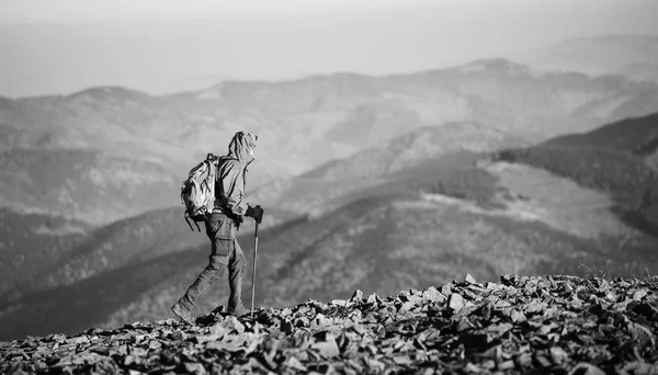 走在这座山的岩石顶部的男性 backpaker — 图库照片