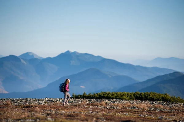 Güzel doğa manzara zevk güzel kadın uzun yürüyüşe çıkan kimse
