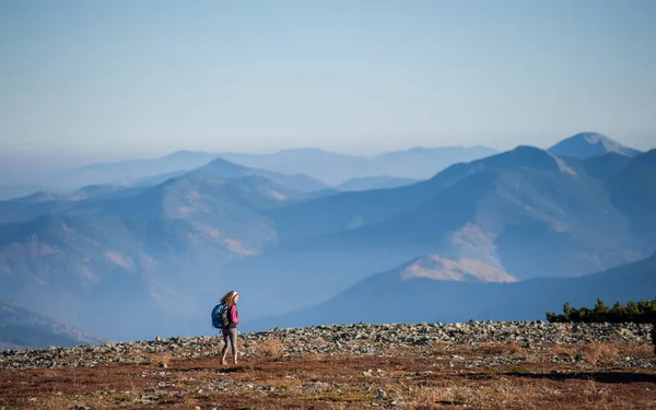 Vackra kvinnliga vandrare som njuter av vacker natur landskap — Stockfoto