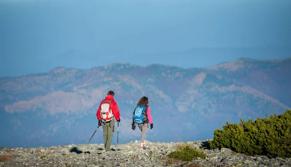 Giovane coppia escursionisti con zaini a piedi su roccia Platone montagna — Foto Stock